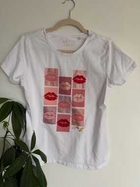 Guess White Graphic Tee | Lips Print Rhinestone Detail | Size Large